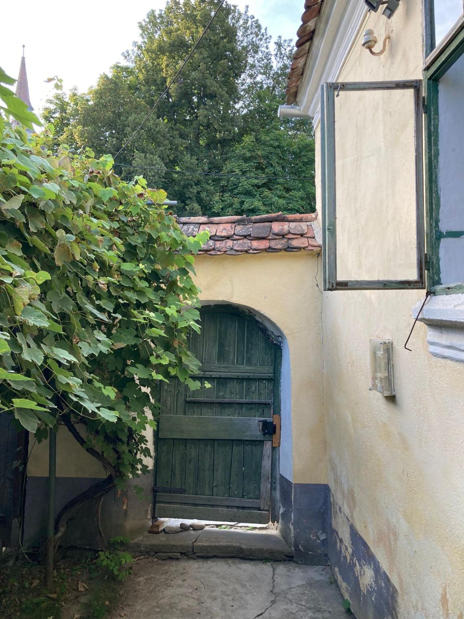 House By The Church - Entire House Crit Luaran gambar